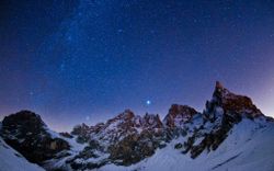 hd-wallpapers-star-night-wallpaper-mountains-sky-stars-light-winter-1680x1050-wallpaper.jpg